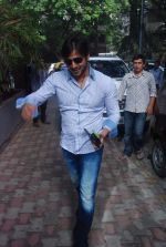 Vivek Oberoi snapped outside Tips office as he signs new film on 21st March 2012 (2).JPG